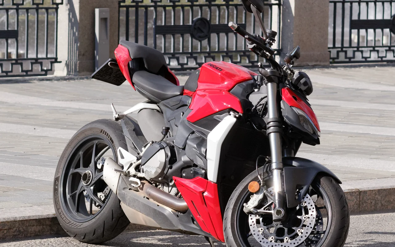 2025 Ducati Streetfighter V2 / V2S